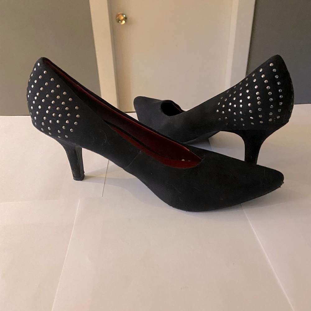 Size 10 woman’s suede look with silver looking bead inserts on heal